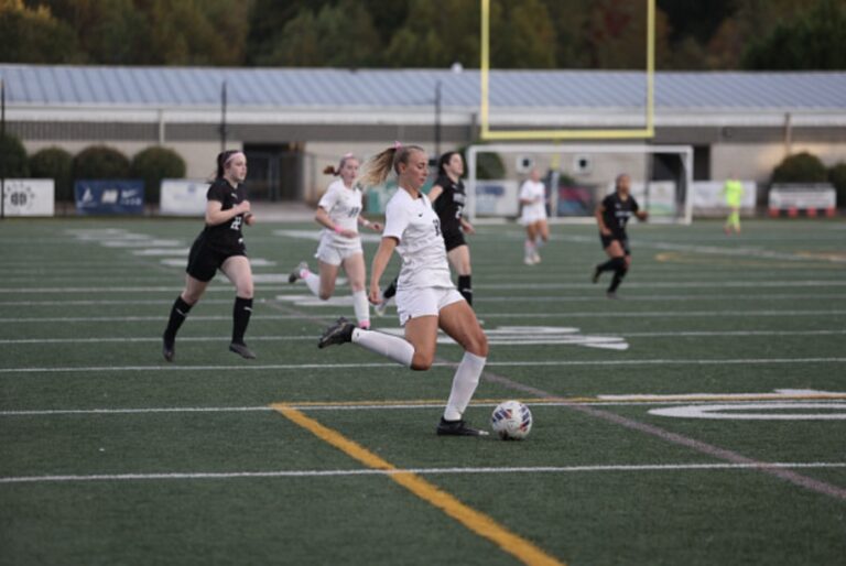 Olivia Appelberg playing college soccer