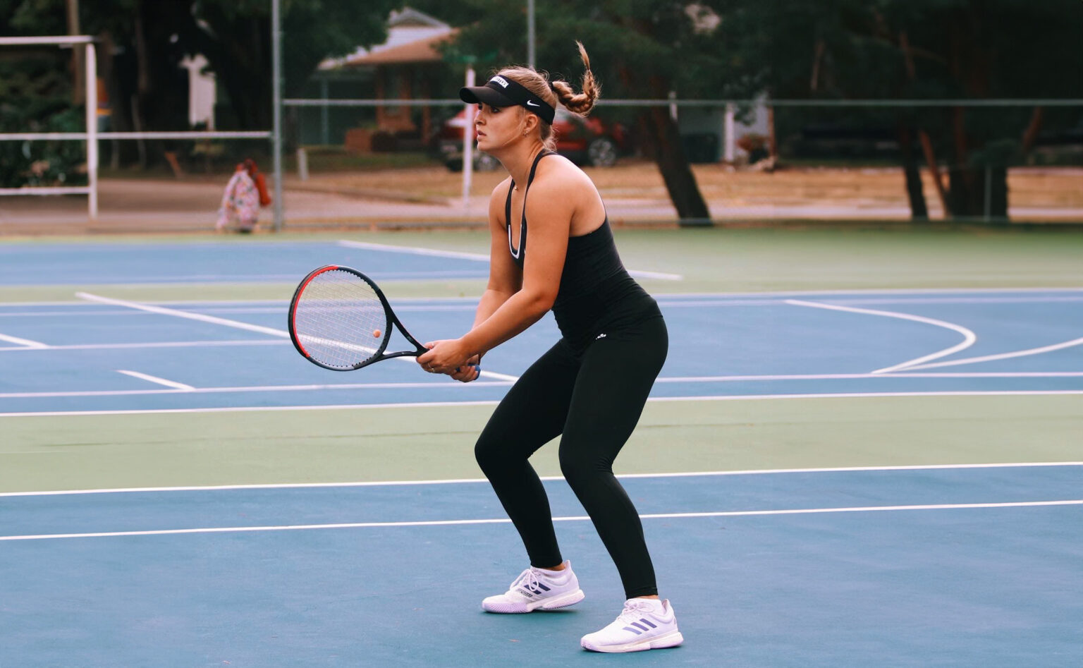 Tennisspelaren Jasmin Huska på tennisbanan