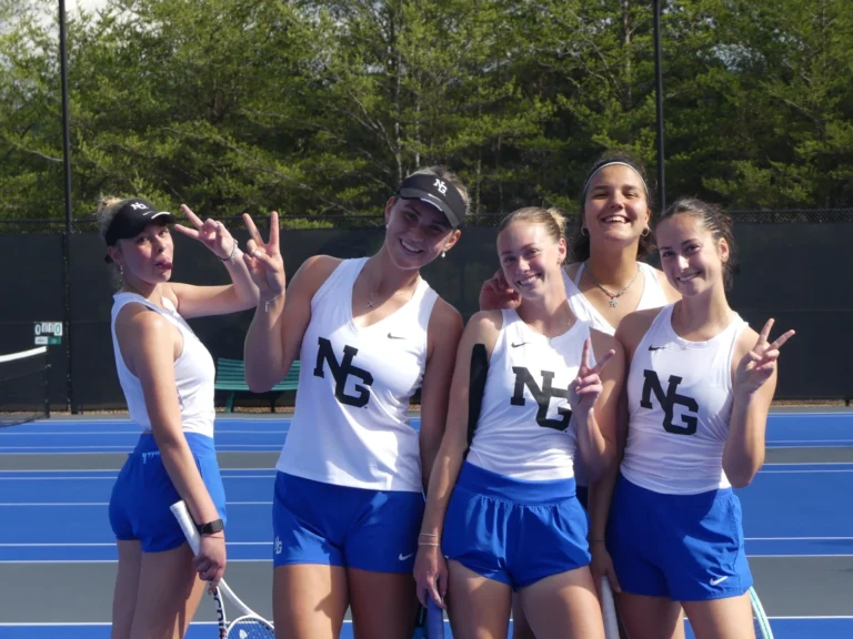 Kvinnliga college-tennisspelare från University of North Georgia poserar.