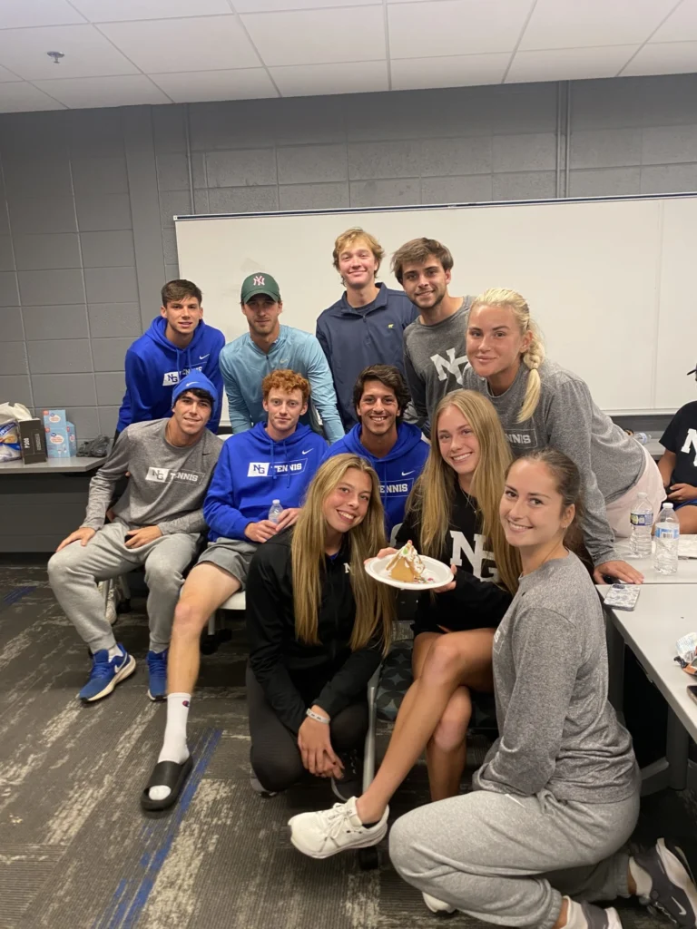 Collegetennisspelare på University of North Georgia firar en födelsedag.