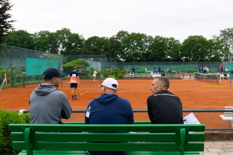 Collegecoacher tittar på en match under Keystone Sports College Tennis Showcase.