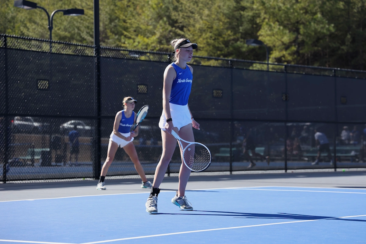 ennisspelaren Linn Gördes i aktion under en dubbelmatch