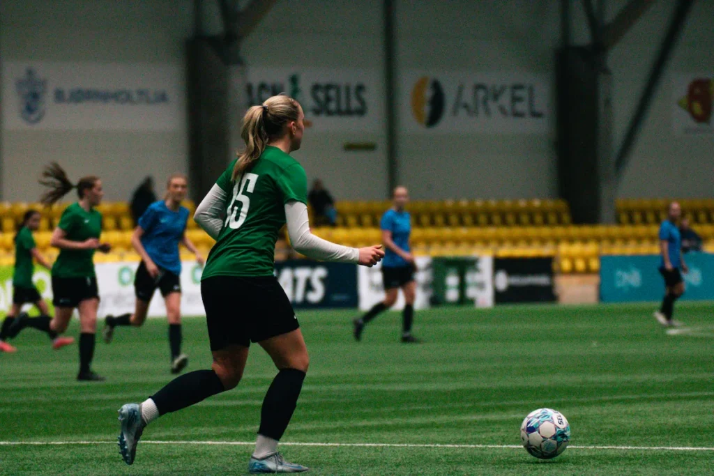 Fotbollsspelare som servar bollen på Keystone Sports College Soccer Showcase