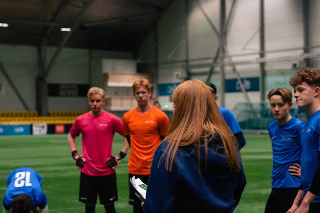 Keystone Sports-expert talar med spelare på Keystone Sports College Soccer Showcase