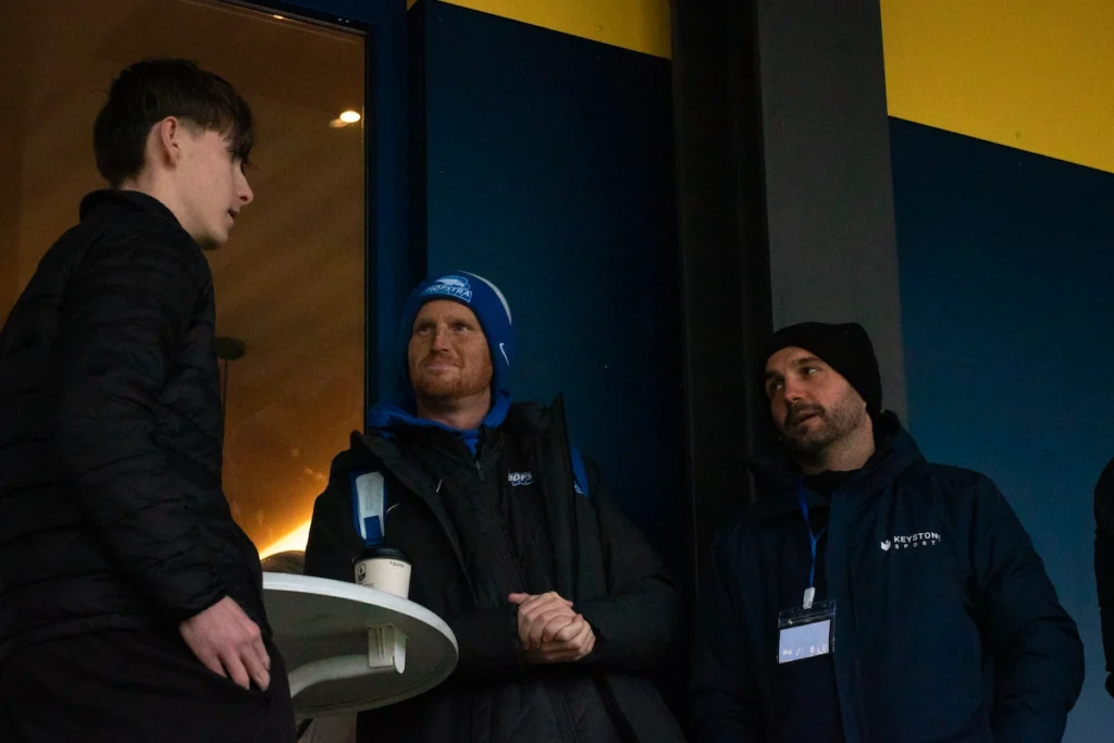 Collegetränare, spelare och Keystone Sports-konsult talar på Keystone Sports College Soccer Showcase