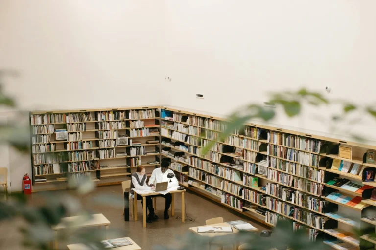 student läser i ett bibliotek