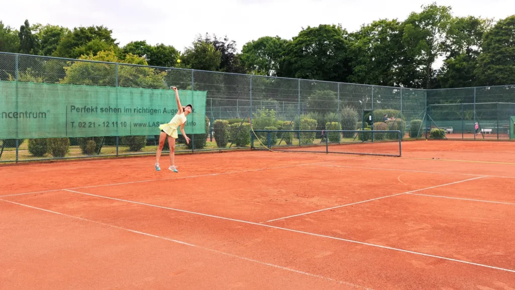 Hoppande tennisspelare på Keystone Sports College Tennis Showcase